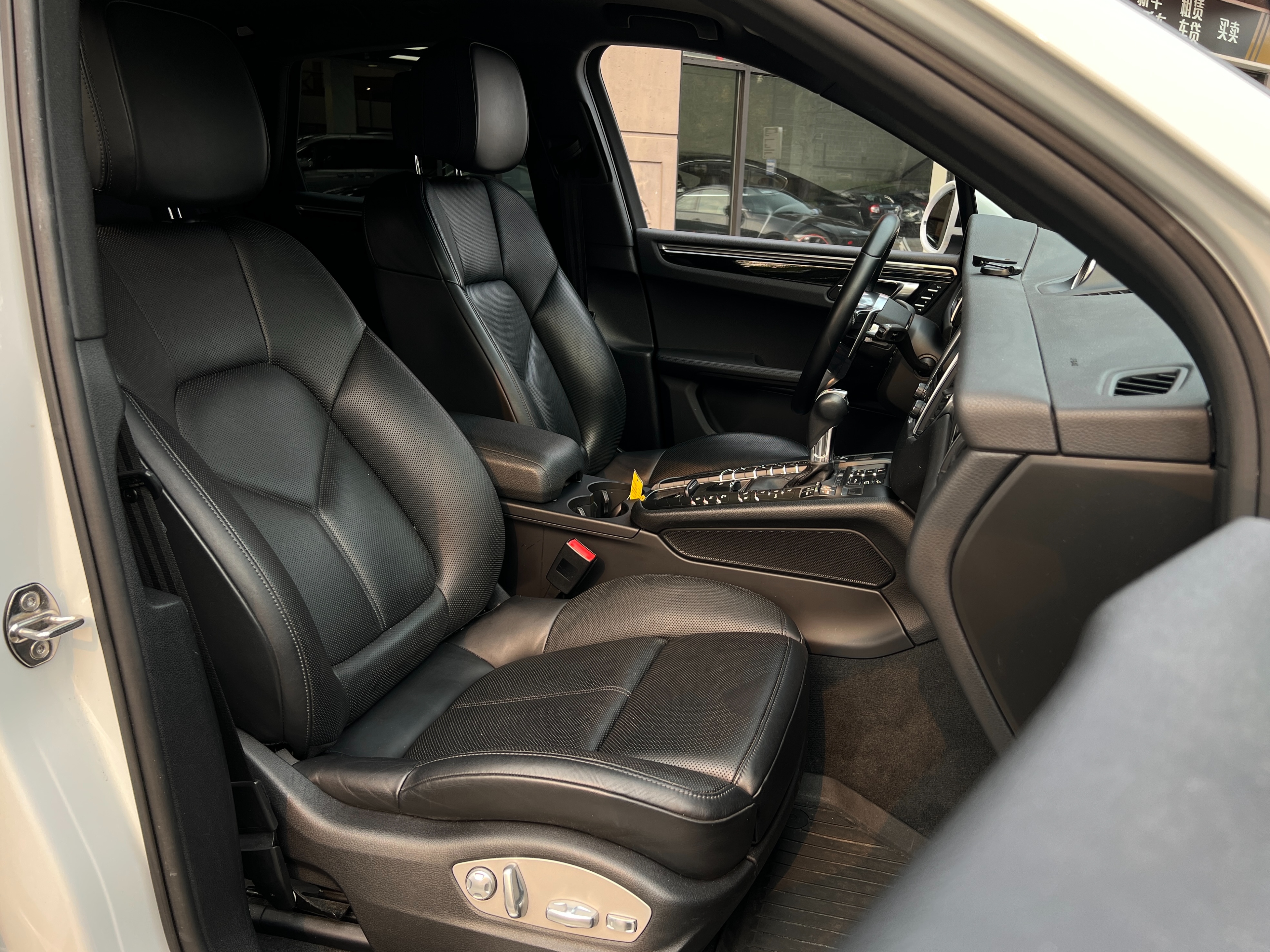 2018 Porsche Macan s - Image 13